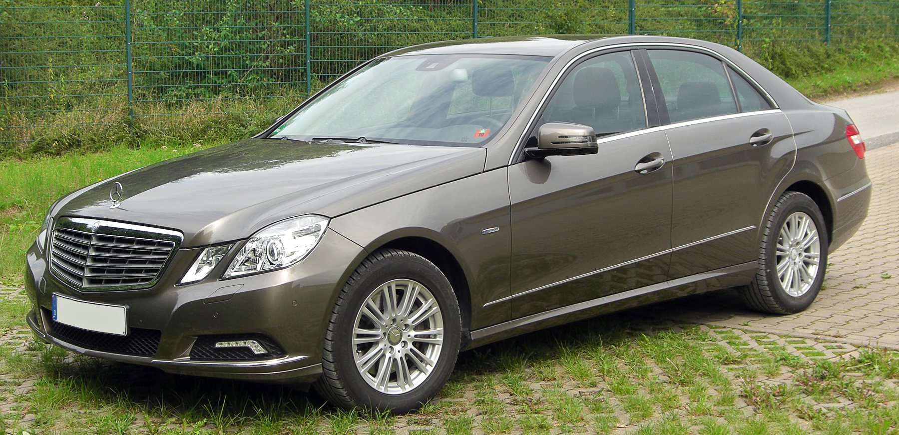 Mercedes-Benz në fotografinë ilustruese të projektit AutoRejlin